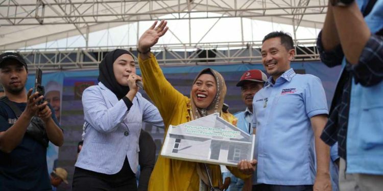 Kuswariyah Beruraian Airmata Terima Hadiah Satu Unit Rumah dari Nderek Guru