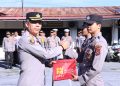 Kapolres Solok Kota Bagi-Bagi Jas Hujan untuk Personil