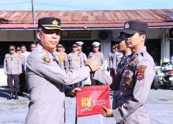 Kapolres Solok Kota Bagi-Bagi Jas Hujan untuk Personil