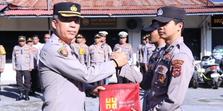 Kapolres Solok Kota Bagi-Bagi Jas Hujan untuk Personil
