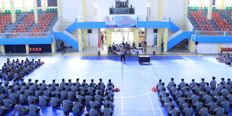 Kapolresra Solok Berikan Pembekalan Pada 472 Petugas Linmas Dalam Membantu Pengamanan Proses Pencoblosan pada Pemilu 2024