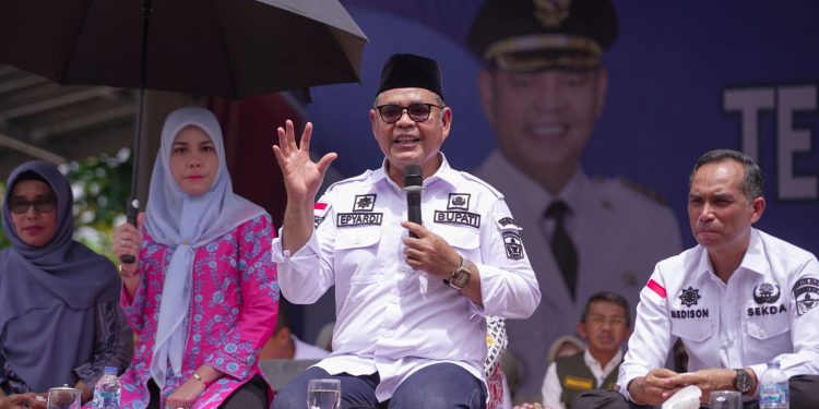 Bupati Solok Serahkan Penghargaan Bagi Kader dengan Pengabdian Terlama pada Masing-Masing Puskesmas se-Kab. Solok