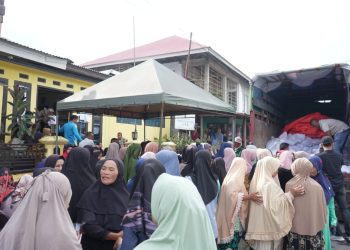 Bupati Solok Bagikan Sebanyak 550 Paket Sembako di Nagari Surian