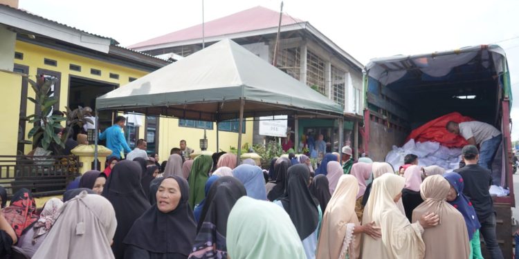 Bupati Solok Bagikan Sebanyak 550 Paket Sembako di Nagari Surian