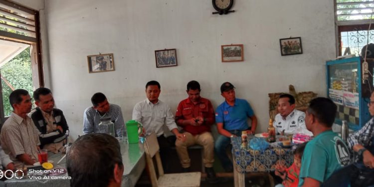 Bupati Eka Putra Ngopi Bareng Dengan Para Jurnalis di Lesehan