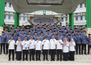 Bupati Safaruddin Minta Pegawai Ubah Paradigma Reformasi Birokrasi saat Serahkan 412 Petikan SK PNS