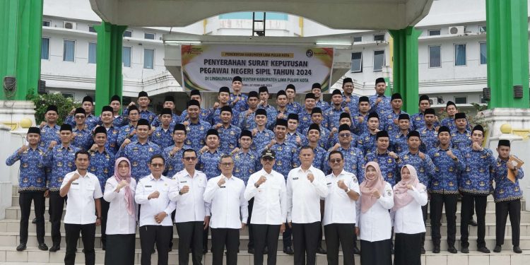Bupati Safaruddin Minta Pegawai Ubah Paradigma Reformasi Birokrasi saat Serahkan 412 Petikan SK PNS