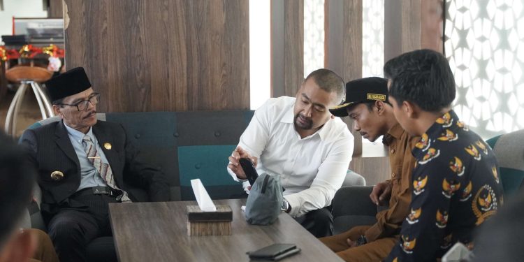 Wagub Audy Menerima Audiensi Bupati Safaruddin Bersama Belasan Masyarakat Galugua