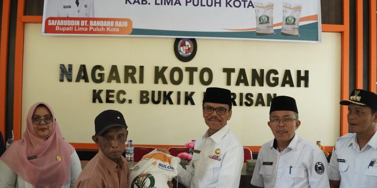 Bupati Safarudin Tinjau Lansung Penyaluran 429 TON CBP