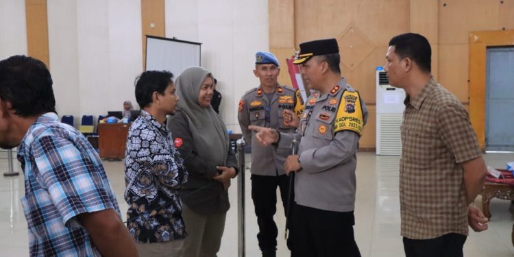 Polres Solok Kota Pantau Simulasi Pemungutan Suara di Gedung Kubung Tigo Baleh