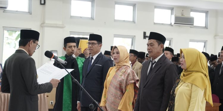 Bupati Safaruddin Sampaikan Peranan Guru Sangat Penting Saat Lantik 115 Kepala UPTD