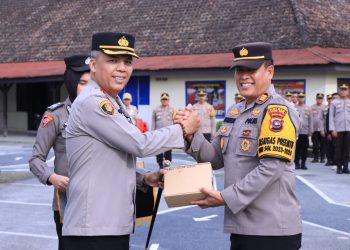 Kapolres Solok Kota Serahkan Alsus Bhabinkamtibmas Kepada Kasat Bimas
