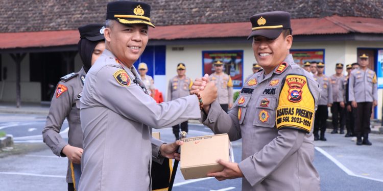 Kapolres Solok Kota Serahkan Alsus Bhabinkamtibmas Kepada Kasat Bimas