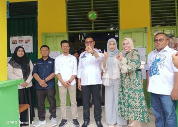 Bupati Solok dan Keluarga Salurkan Hak Suara Pemilu 2024 di TPS 006 MAN Singkarak