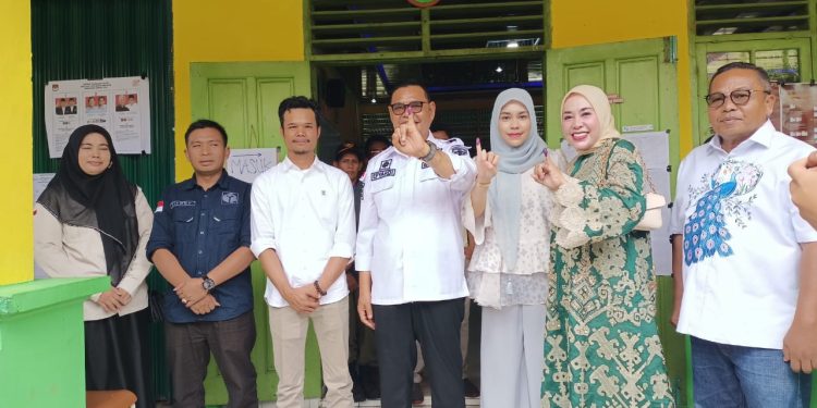 Bupati Solok dan Keluarga Salurkan Hak Suara Pemilu 2024 di TPS 006 MAN Singkarak