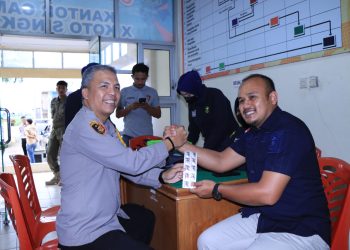 Kapolres Solok Kota bersama Satgas Kesehatan Ops Mantap Brata berikan Layanan Kesehatan pada Masyarakat dan Petugas PPK