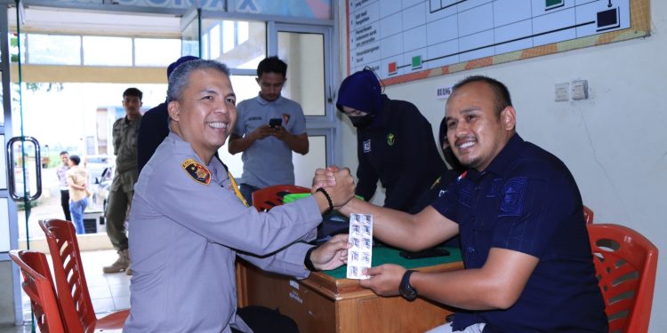 Kapolres Solok Kota bersama Satgas Kesehatan Ops Mantap Brata berikan Layanan Kesehatan pada Masyarakat dan Petugas PPK