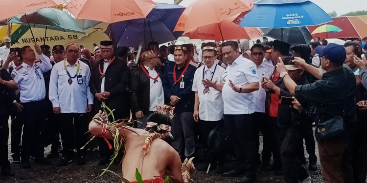 PJ Bupati Mentawai Sambut Kedatangan Gubernur Sumbar di Mentawai