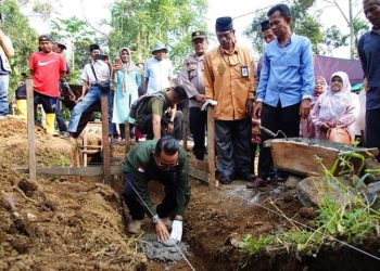 Badrijon, Warga Nagari Labuah Mendapat Bantuan RTLH Dari Baznas Tanah Datar, Peletakan Batu Pertamanya Oleh Bupati Eka Putra