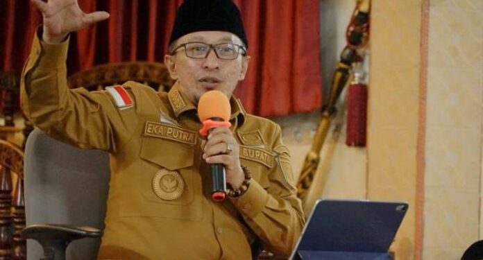 Bupati Eka Putra Hadiri Isra’ Mi’raj di Masjid Muslim Nagari Koto Baru