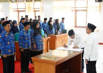 Sebanyak 56 Orang Kepala Sekolah TK, SD dan SMP Dilantik Bupati Eka Putra