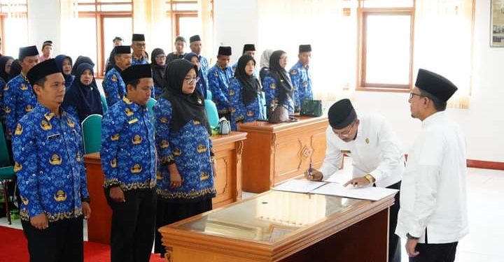 Sebanyak 56 Orang Kepala Sekolah TK, SD dan SMP Dilantik Bupati Eka Putra