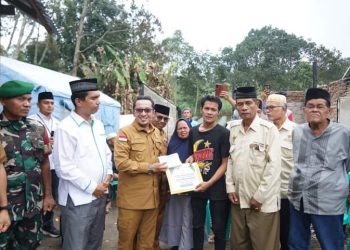 Bupati Eka Putra Serahkan Bantuan kepada Husni Rafiah yang Rumah dan Bengkelnya Terbakar