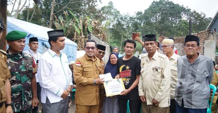 Bupati Eka Putra Serahkan Bantuan kepada Husni Rafiah yang Rumah dan Bengkelnya Terbakar