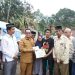 Bupati Eka Putra Serahkan Bantuan kepada Husni Rafiah yang Rumah dan Bengkelnya Terbakar