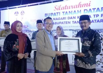 Tiga Nagari yang Tercepat Menyusun APB Nagari Menerima Reward dari Bupati Eka Putra