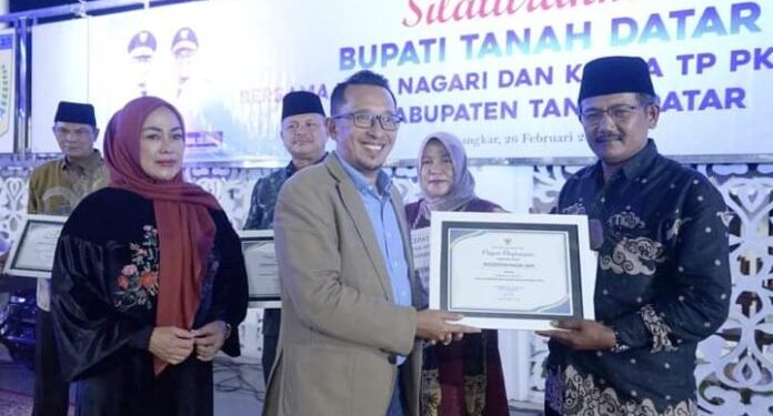 Tiga Nagari yang Tercepat Menyusun APB Nagari Menerima Reward dari Bupati Eka Putra