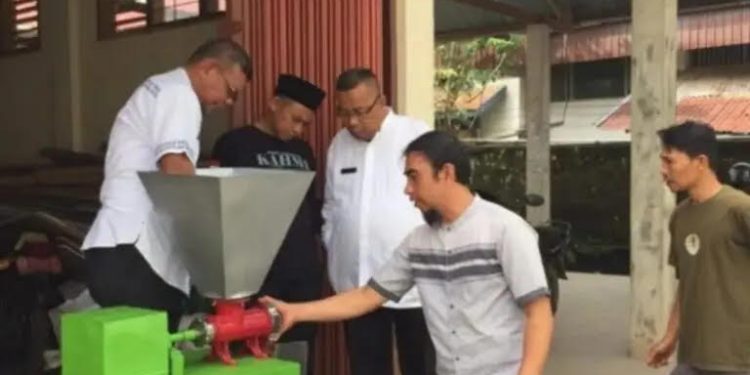 Pemko Solok Serahkan Satu Unit Mesin Pencacah Untuk Kelompok  Tani Ternak Hakina Matata