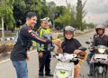 Laksanakan Kampanye Keselamatan, Satlantas Polres Pasaman Bagikan Helm dan Takjil kepada Pengendara yang Melintas