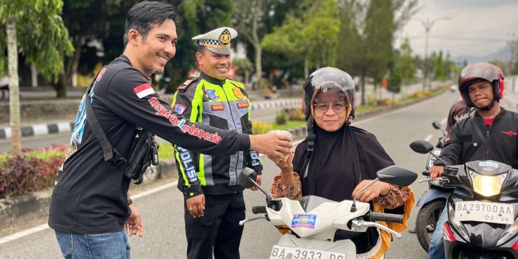 Laksanakan Kampanye Keselamatan, Satlantas Polres Pasaman Bagikan Helm dan Takjil kepada Pengendara yang Melintas