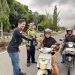 Laksanakan Kampanye Keselamatan, Satlantas Polres Pasaman Bagikan Helm dan Takjil kepada Pengendara yang Melintas