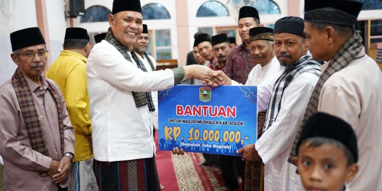 Malam Ke-16 Bulan Ramadhan, Tim Safari Ramadhan yang Dipimpin Bupati Solok Kunjungi Mesjid Raya Sumani