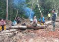 Di Sela-Sela Istirahat, Dansatgas TMMD Ke-119 Komsos bersama Warga di Lokasi