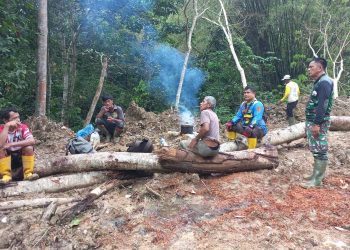 Di Sela-Sela Istirahat, Dansatgas TMMD Ke-119 Komsos bersama Warga di Lokasi