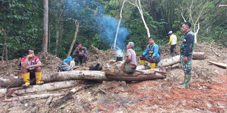 Di Sela-Sela Istirahat, Dansatgas TMMD Ke-119 Komsos bersama Warga di Lokasi