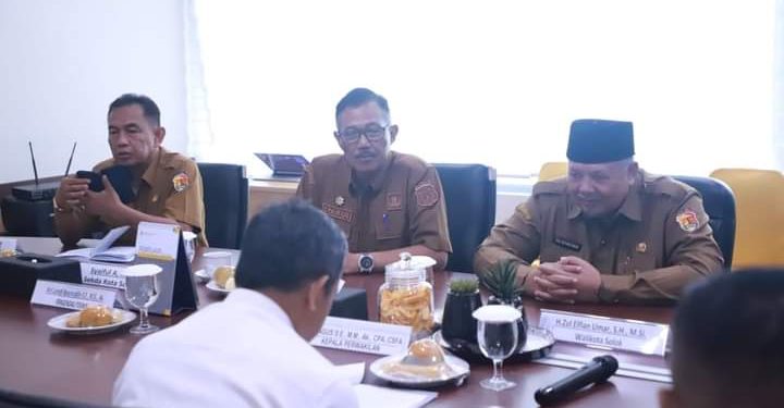 Wako Solok Serahkan LKPD Tahun 2023 pada BPK RI Perwakilan Sumbar