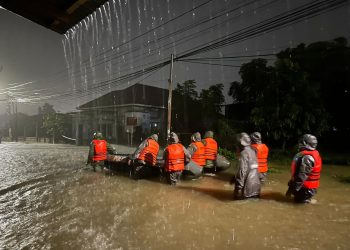 Peduli, Tim SAR Brimob Polda Sumbar Bantu Warga Terdampak Banjir di Tunggul Hitam