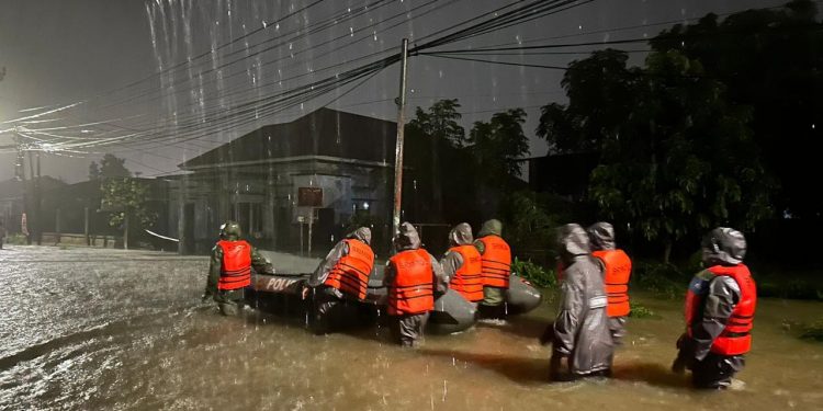 Peduli, Tim SAR Brimob Polda Sumbar Bantu Warga Terdampak Banjir di Tunggul Hitam