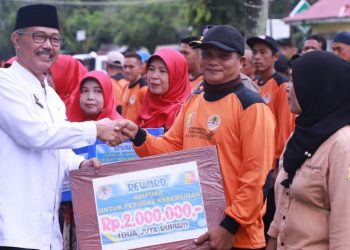 Raih Piala Adipura 2023, Sekda Kota Solok Serahkan Reward Kepada Petugas Kebersihan