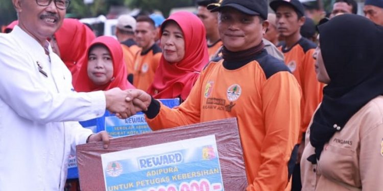 Raih Piala Adipura 2023, Sekda Kota Solok Serahkan Reward Kepada Petugas Kebersihan