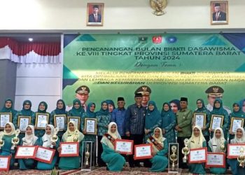 Gubernur Sumbar Serahkan Penghargaan Kepada Ketua Dasawisma Destamar Indah I, Ritra Juita