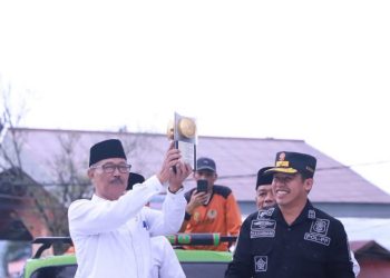 Sekda Kota Solok Pimpin Arak Arakan Piala Adipura Tahun 2023 Keliling Kota Solok