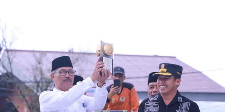 Sekda Kota Solok Pimpin Arak Arakan Piala Adipura Tahun 2023 Keliling Kota Solok