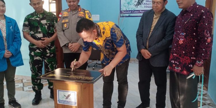 PJ Bupati Mentawai Resmikan Sekolah Calon Pengusaha di SMAK Cahaya Logos Mentawai