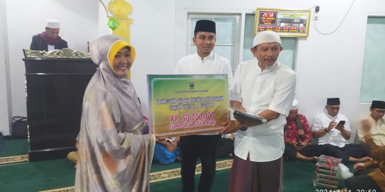 TSR V Pemprov Sumbar Serahkan Bantuan 50 Juta dan 20 AlQuran Untuk Mesjid Al- Muhajirin Kota Solok