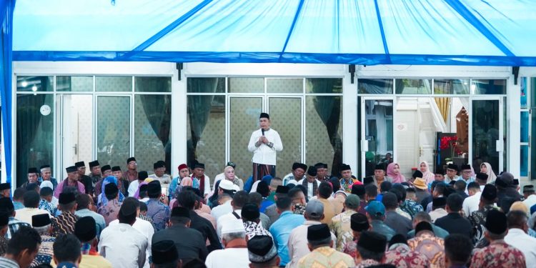 Bupati Solok Bagikan Zakat BAZNAS kepada 1200 Orang Masyarakat Penerima Zakat